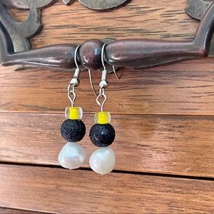 Freshwater Pearl Earrings 🐝
